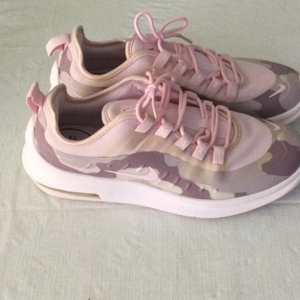 Nike Women's Pink Camouflage Sneakers. Size 7 NWOT